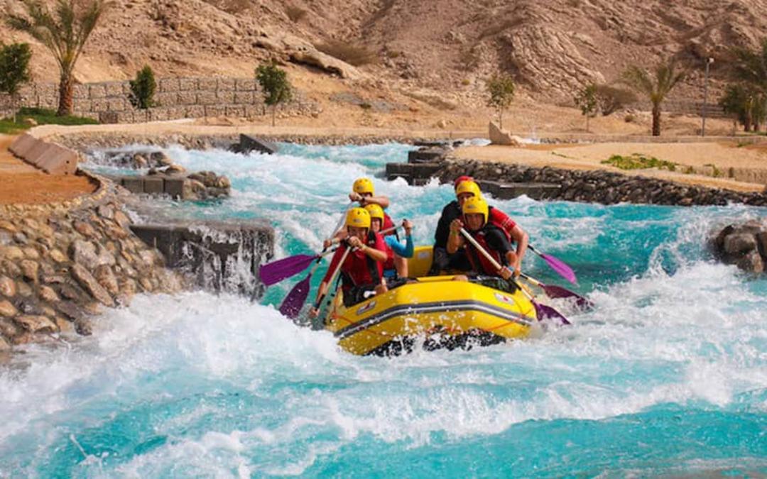 رفتینگ با قایقی زرد در رودخانه ای خروشان 