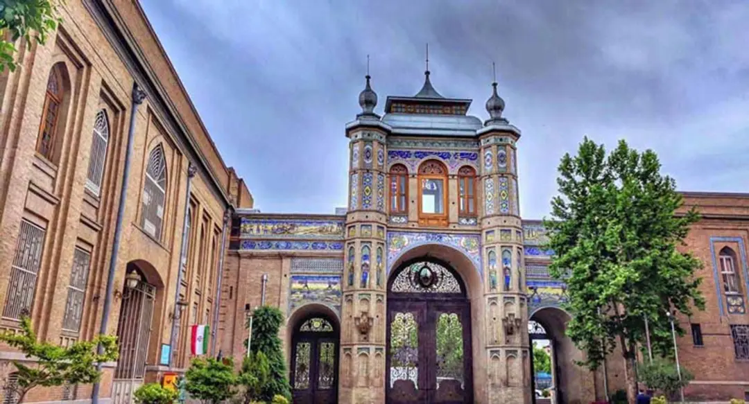 سر در باغ ملی ایران زیر آسمان ابری