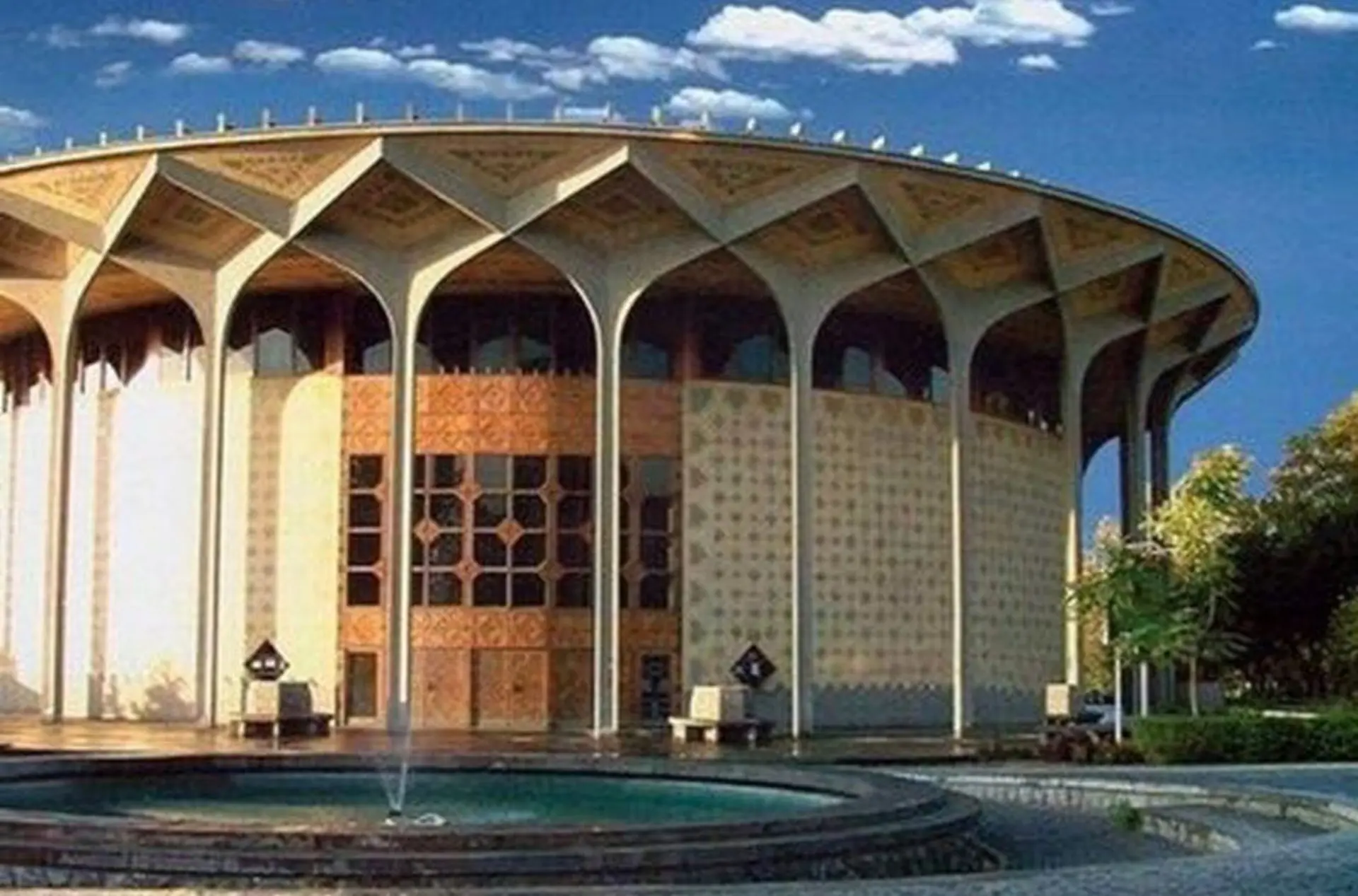 نمای بیرونی ساختمان تئاتر شهر و حوض مقابل آن