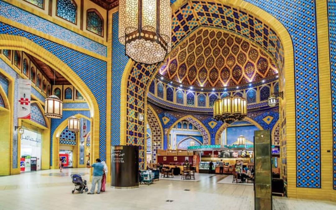 معماری ایرانی و کاشی های فیروزه ای و یک کافی شاپ