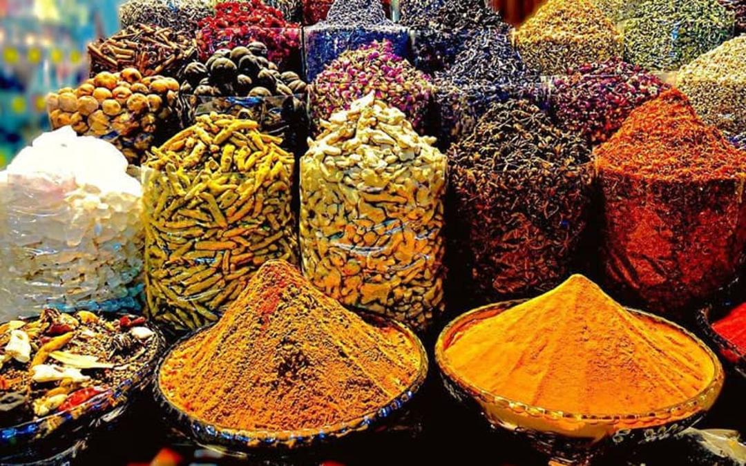 ادویه های مختلف با رنگ های گوناگون