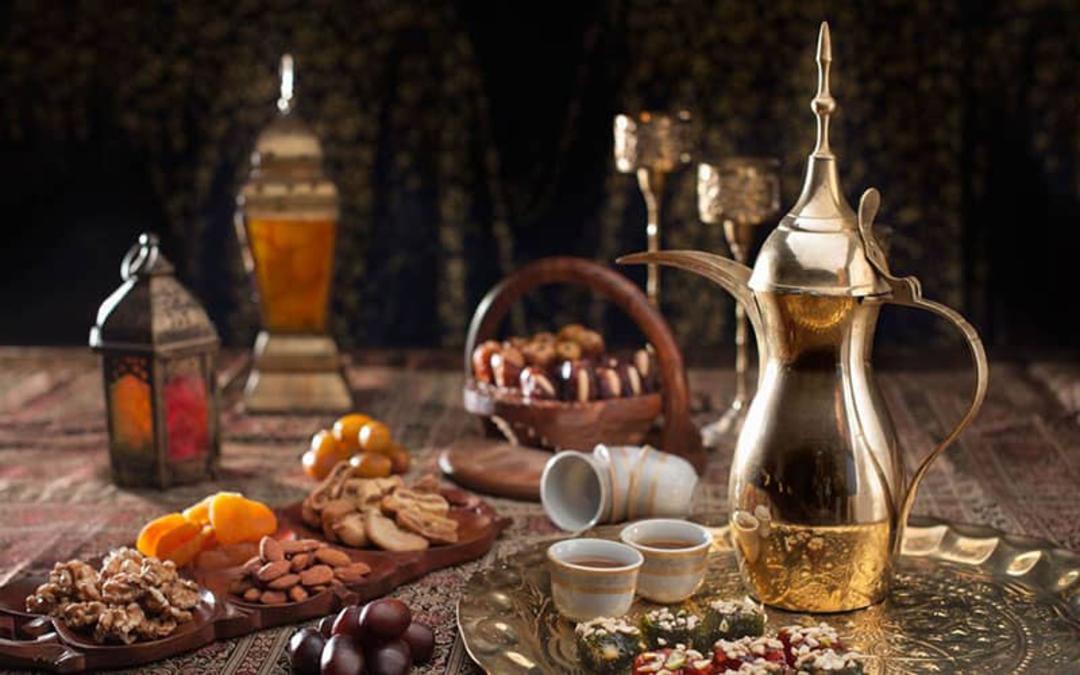 قوری عربی چای و ظرفی از خشکبار و خرما