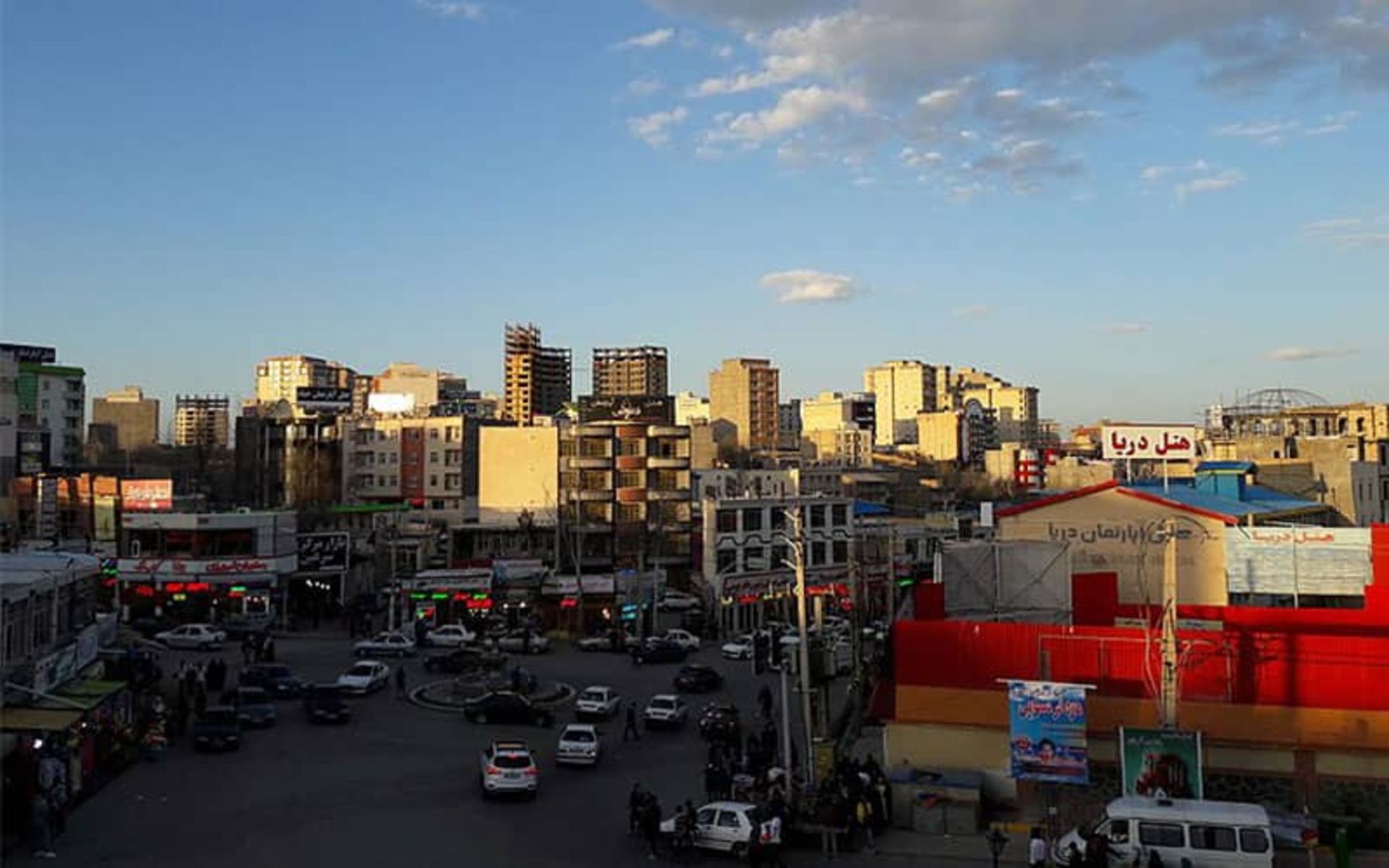 میدان یک شهر با یک سری و ساختمان در اطرافش