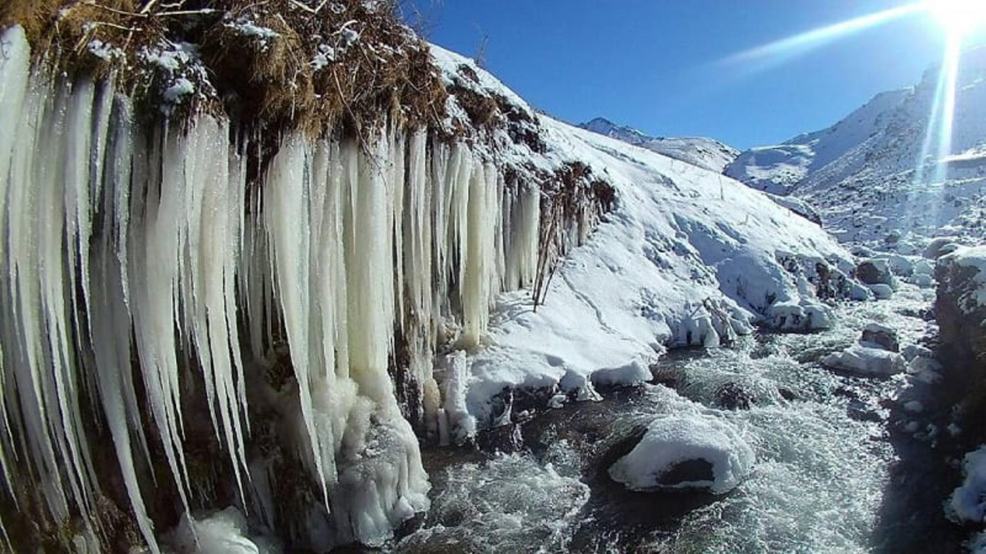 قندیل های یخی در جهنم دره مشگین شهر
