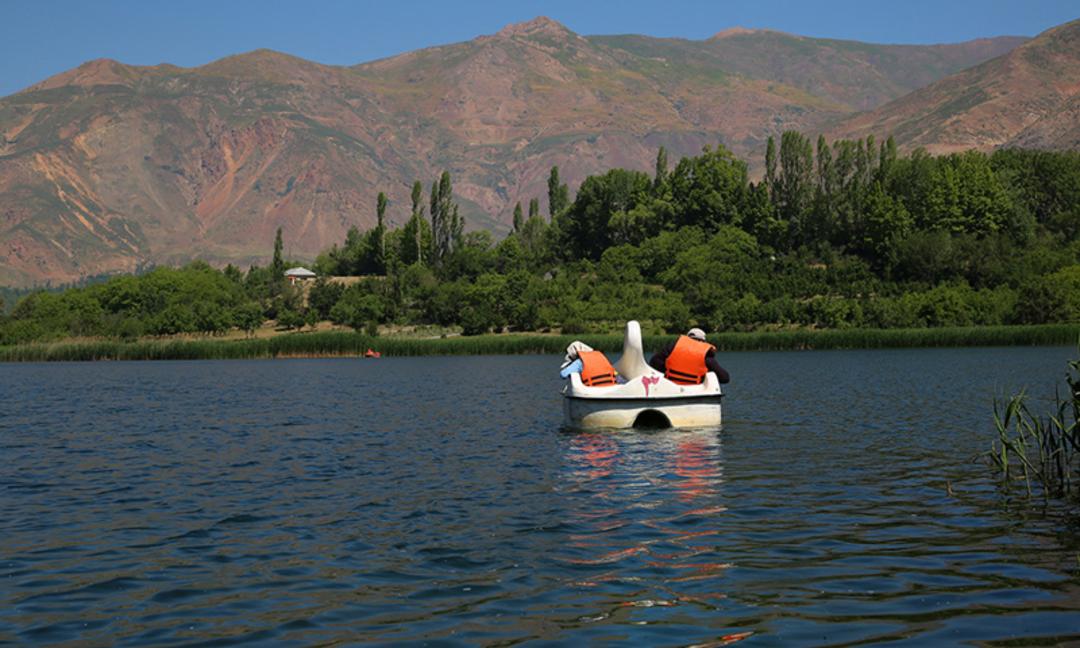 قایق‌سواری در دریاچه اوان 