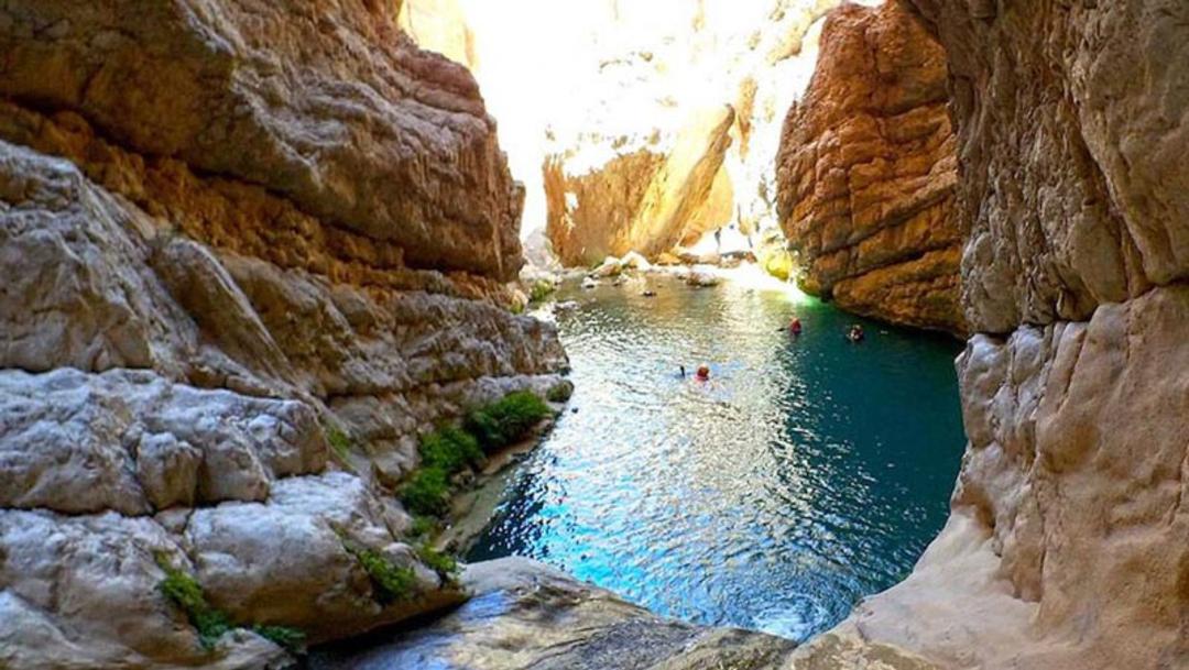 شناگران در تنگه واشی از نمای دور