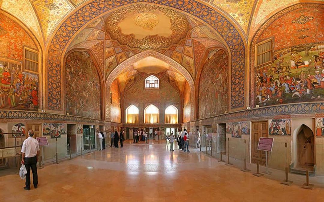 سازه ای تاریخی با دیوارها و سقف های نقاشی و راهرویی بزرگ