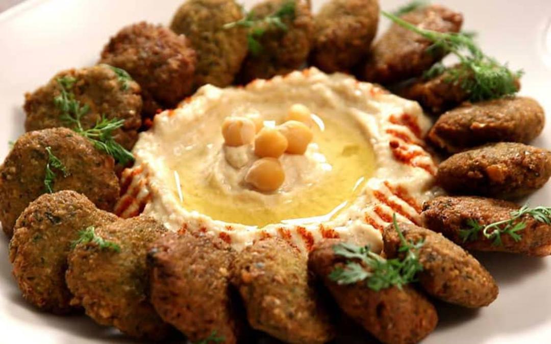 فلافل هایی که دور حمص چیده شده