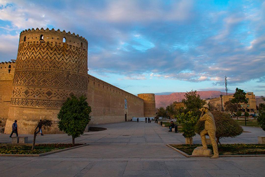مجسمه عکاس در محوطه ارگ کریمخان شیراز