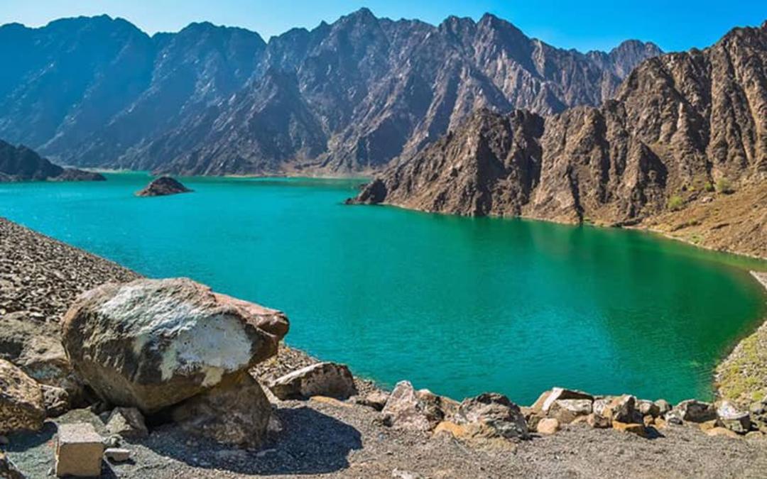دریاچه ای زیبا در میان کوه ها