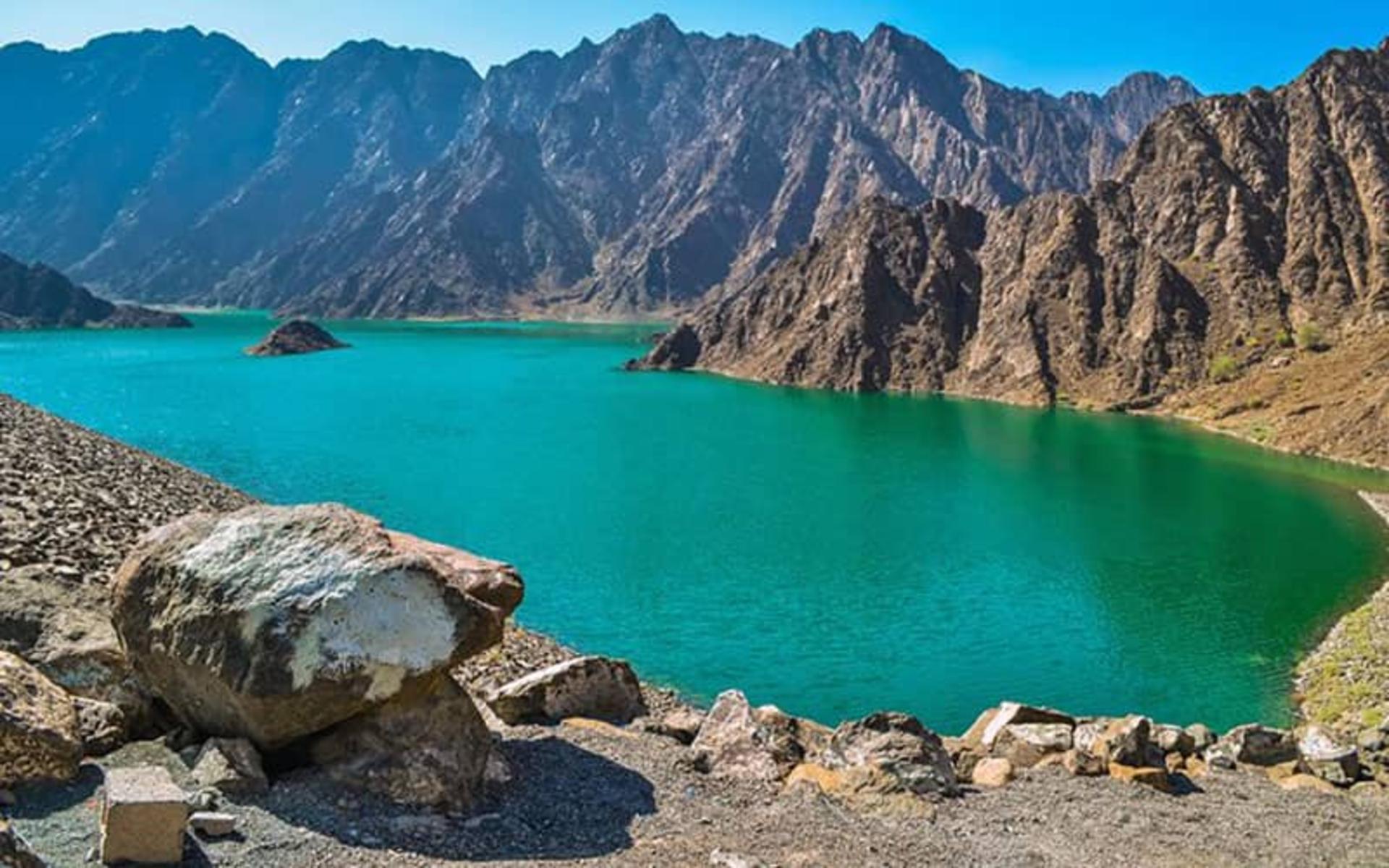 دریاچه ای زیبا در میان کوه ها