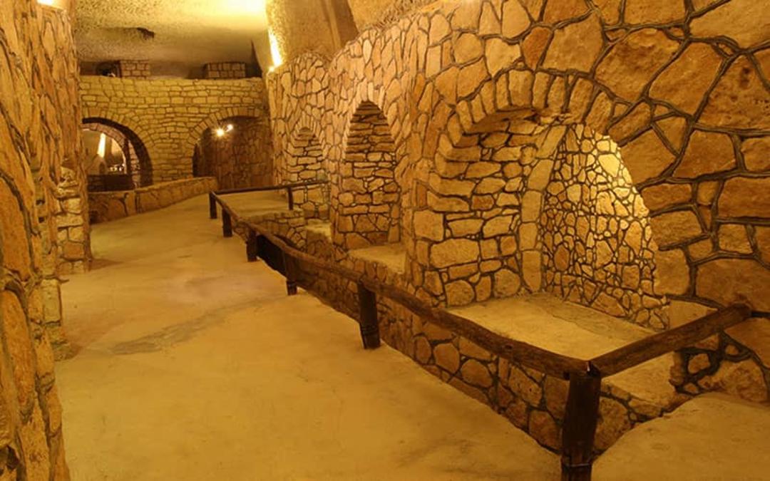 زیرزمینی با دیوارهای سنگی