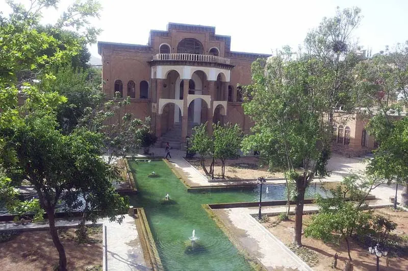 حیاط باغ و عمارت خسرو آباد سنندج