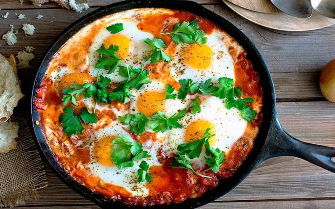 ماهیتابه ای از املت و سبزیجات