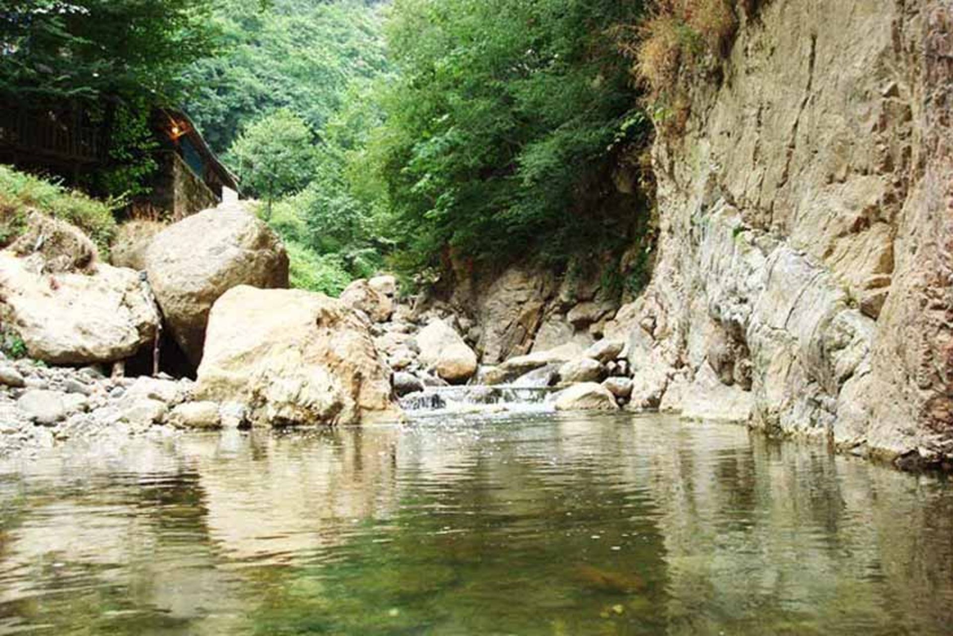 آبشار لار چشمه