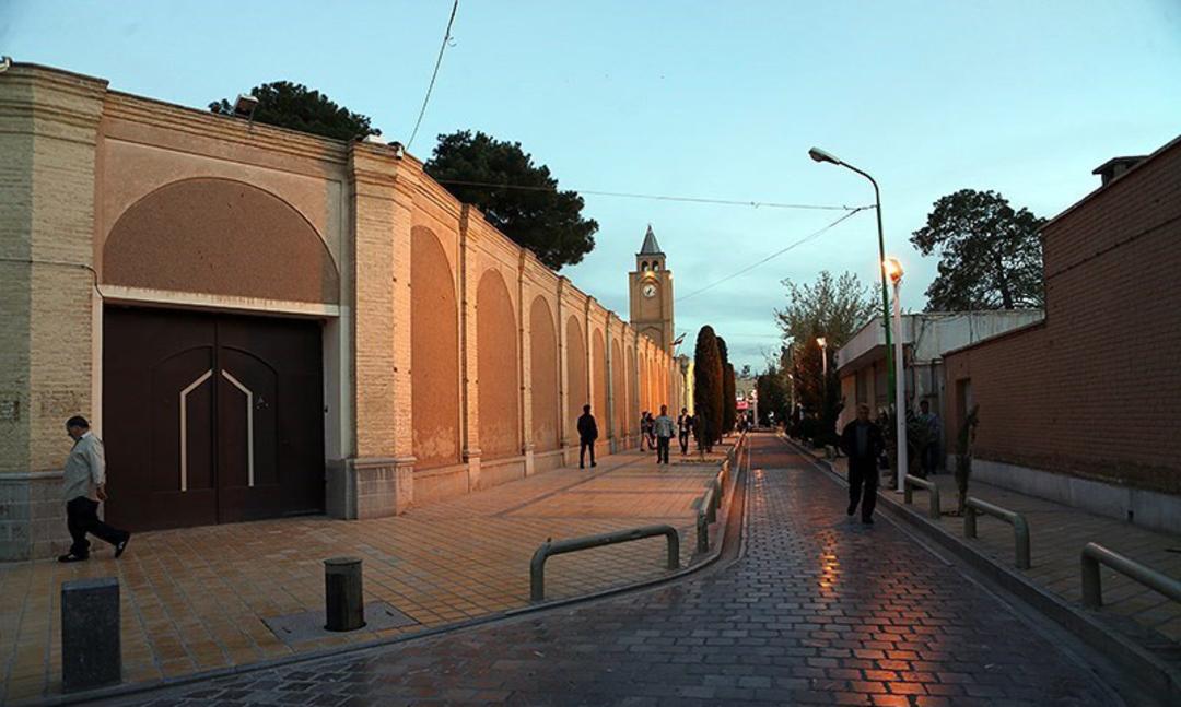نمایی از غروب خیابان کلیسا در محله جلفا و ورودی کلیسای وانک و برج ساعت