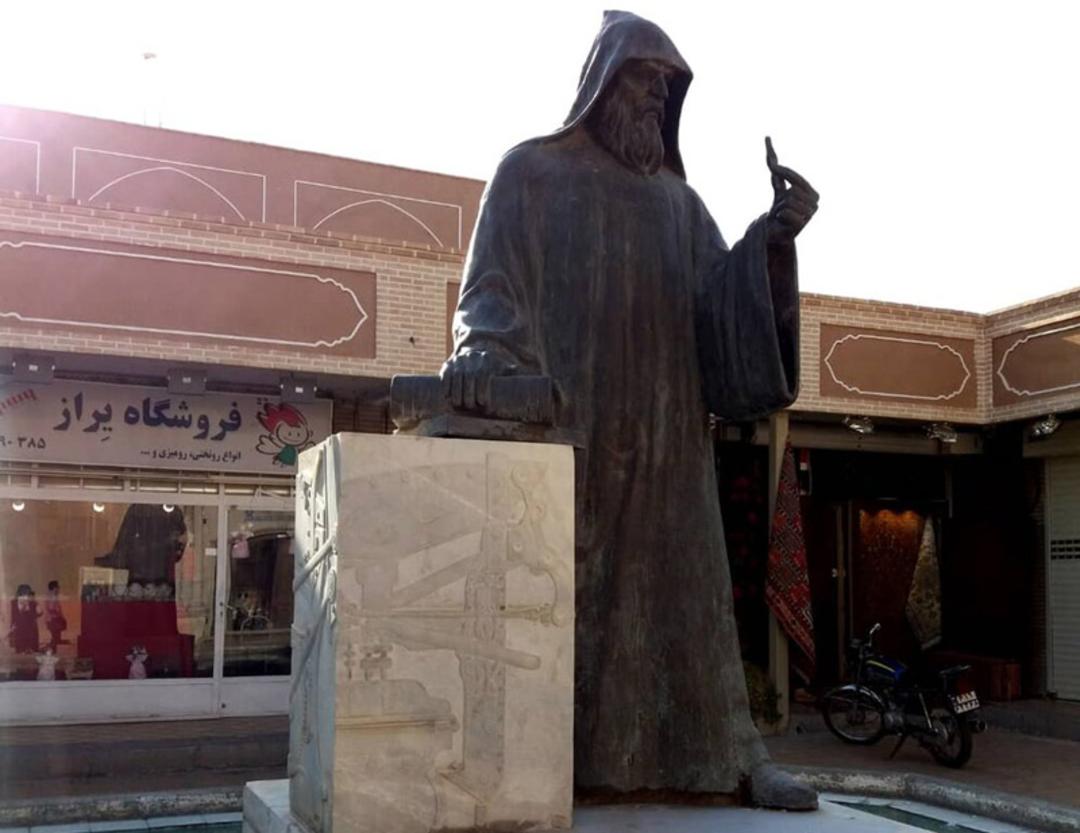 مجسمه خاچاطور کساراتسی در میدان جلفا روبه‌روی کلیسای وانک