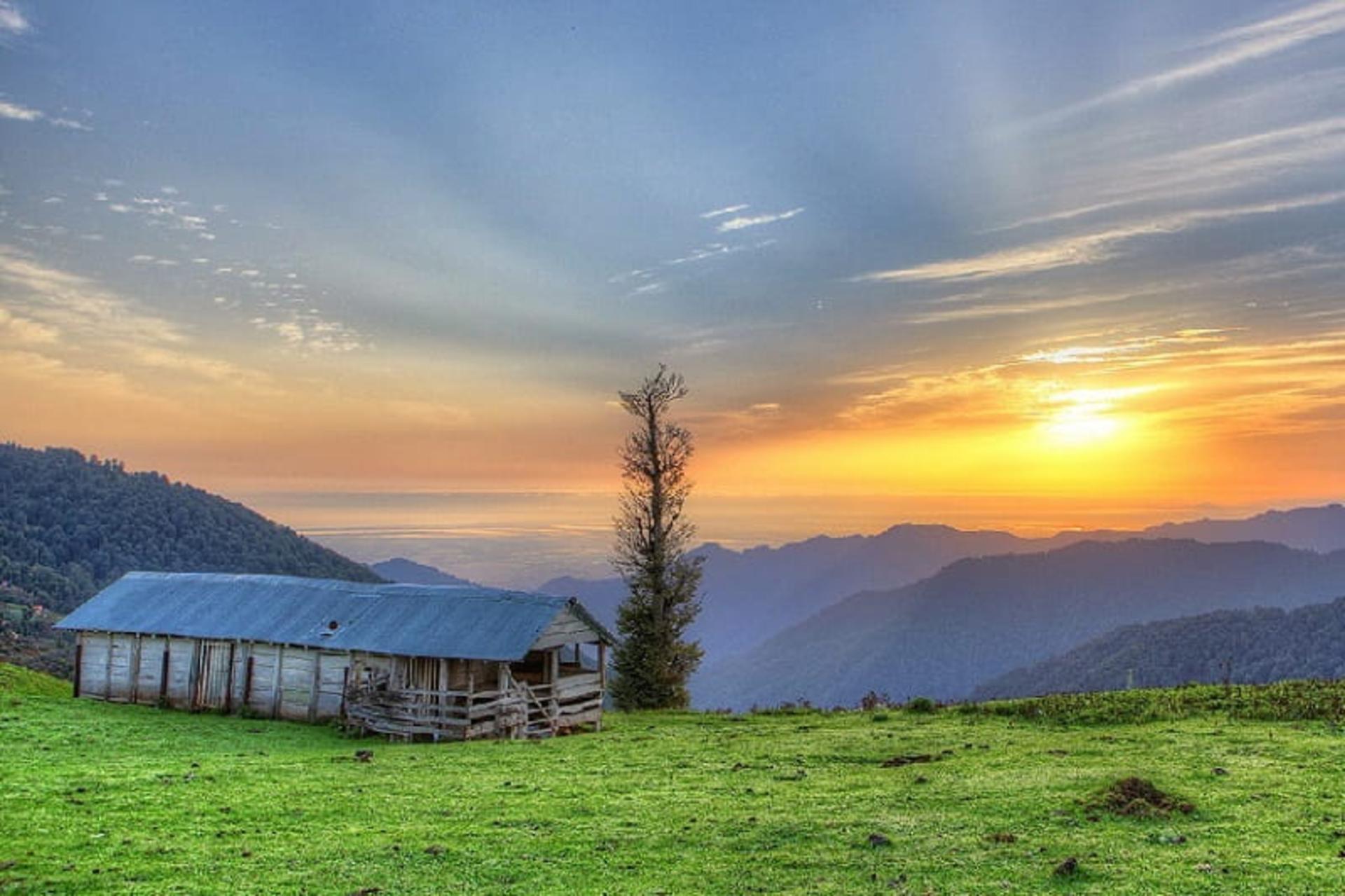 یک کلبه چوبی در ماسال هنگام غروب
