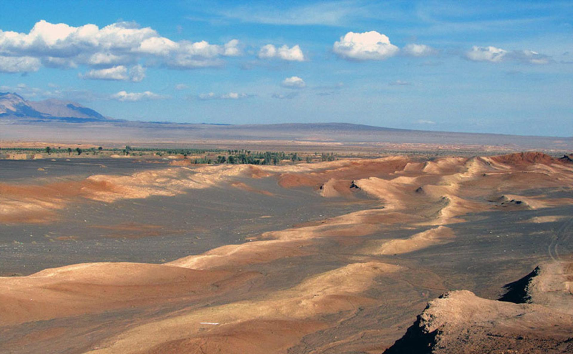 تپه های ماسه‌ای و شنی در اطراف روستای کویری طرود شاهرود