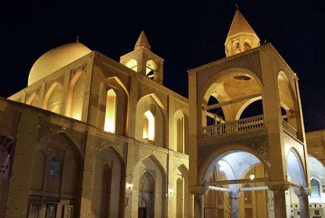 نمای برج ناقوس کلیسای وانک با نورپردازی در شب