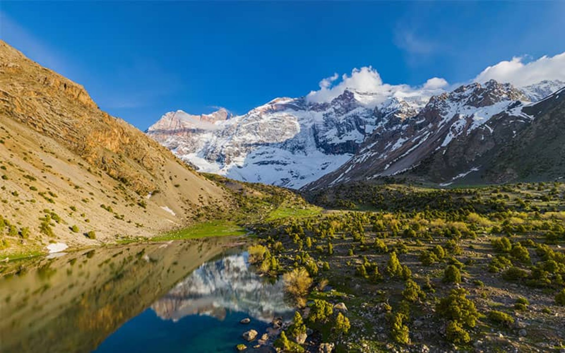 انعکاس زیبای کوهها در آب دریاچه