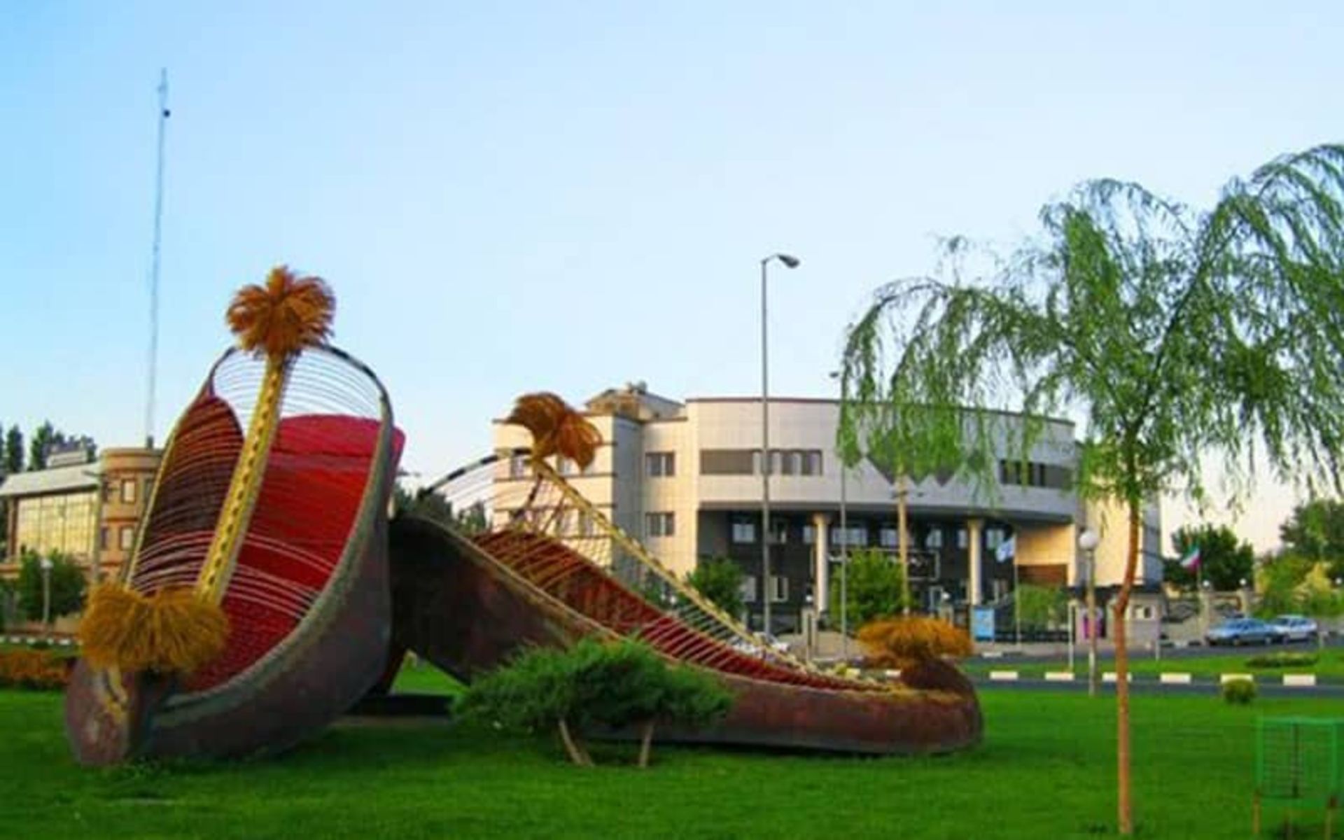 کفش های سنتی در وسط یک میدان
