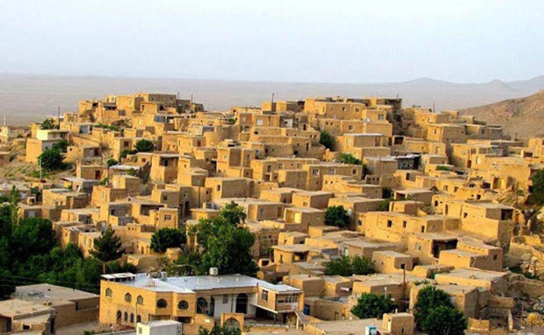 روستای کویری و پلکانی قلعه بالا در نزدیکی شاهرود