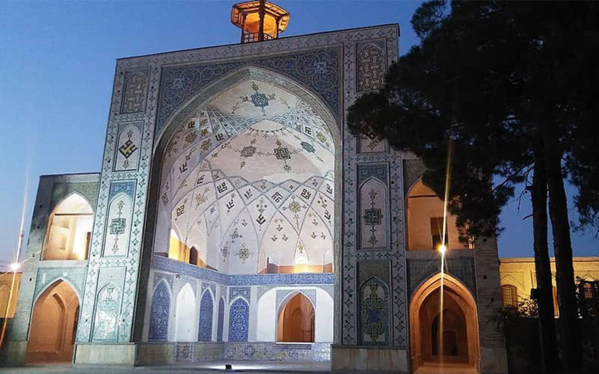 ایوانی بزرگ با کاشیکاری های فیروزه ای در شب