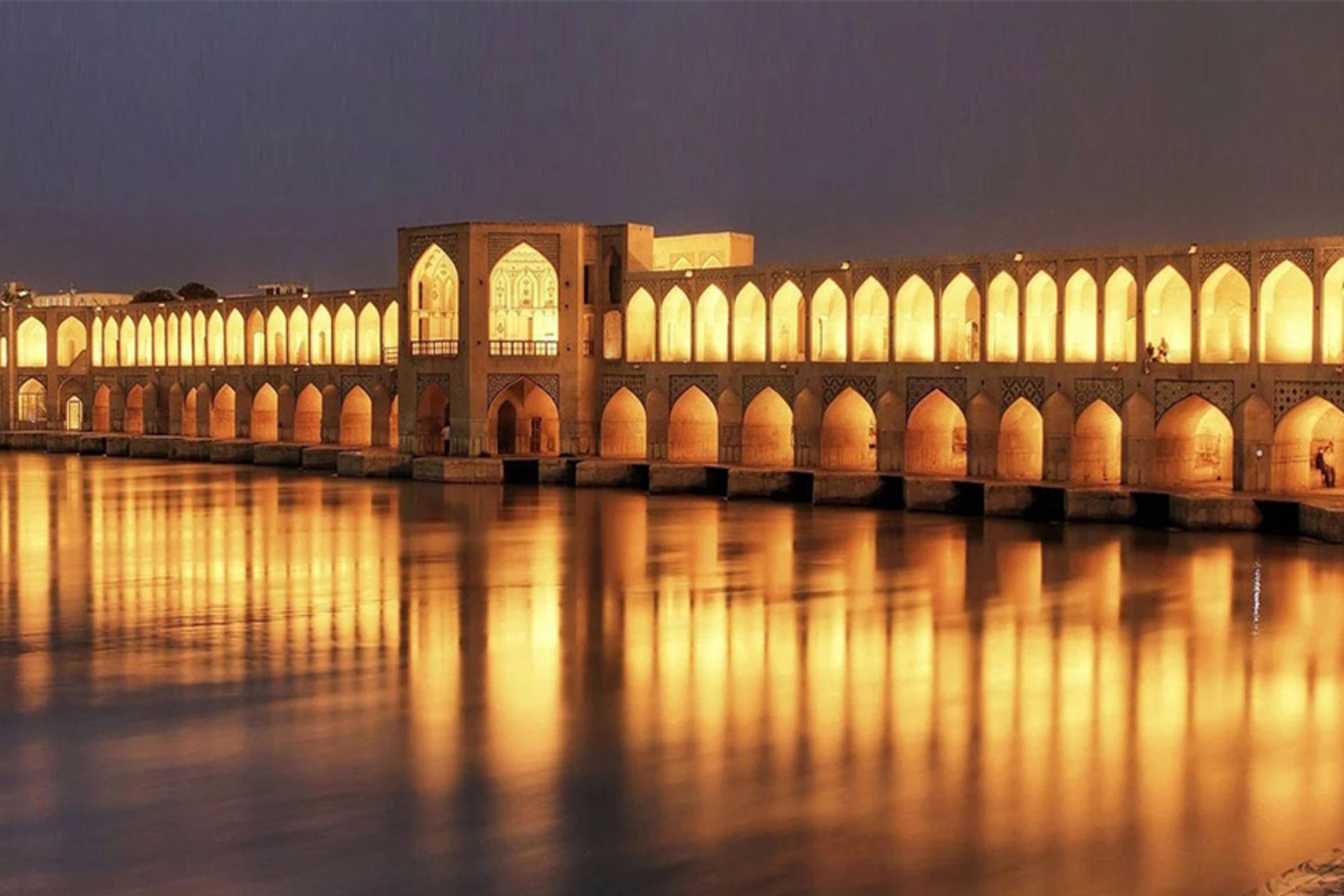 سی و سه پل روی رودخانه زاینده رود اصفهان