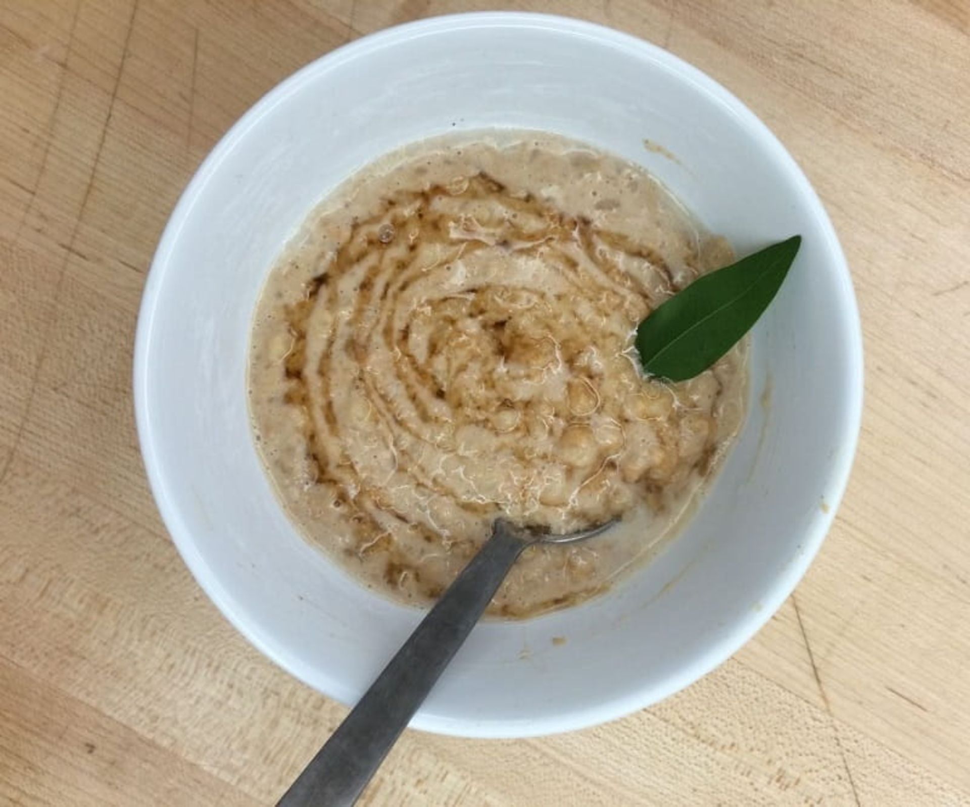  پودینگ برنج عسلی و برگ بو