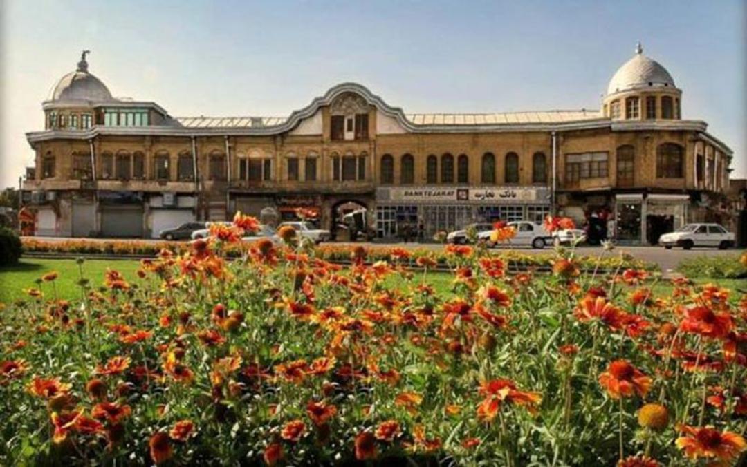 گل‌های زیبای اطراف میدان امام همدان