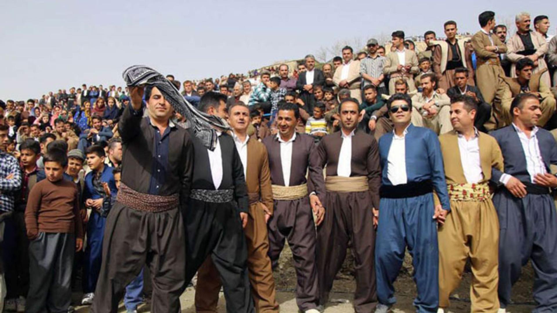 مردان کرد در حال رقص با لباس محلی کردی