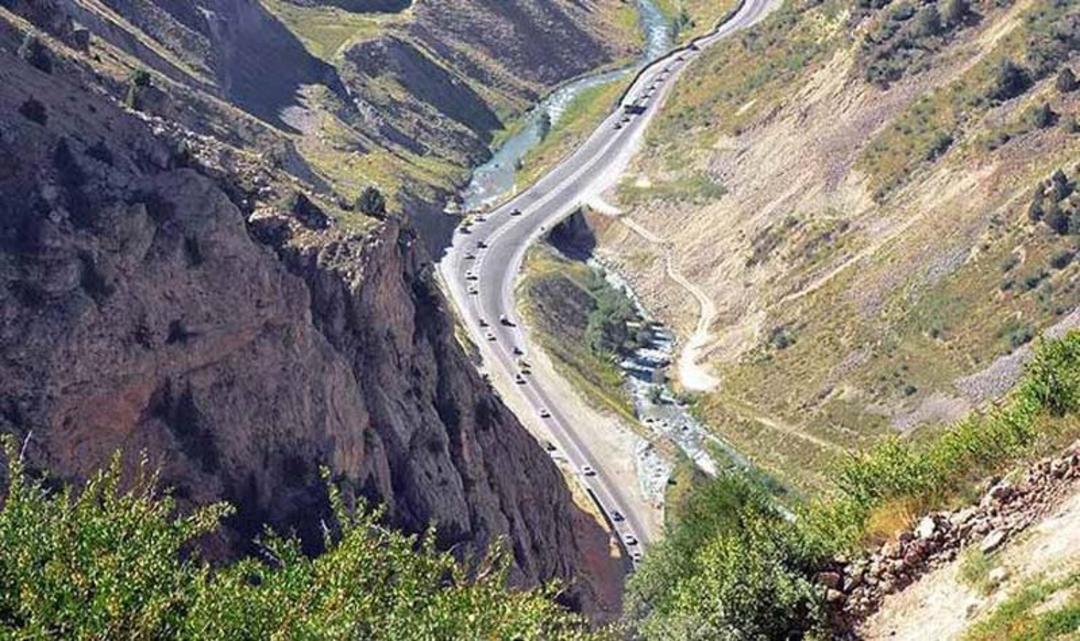 مسیر جاده هراز در نزدیکی روستای نوا