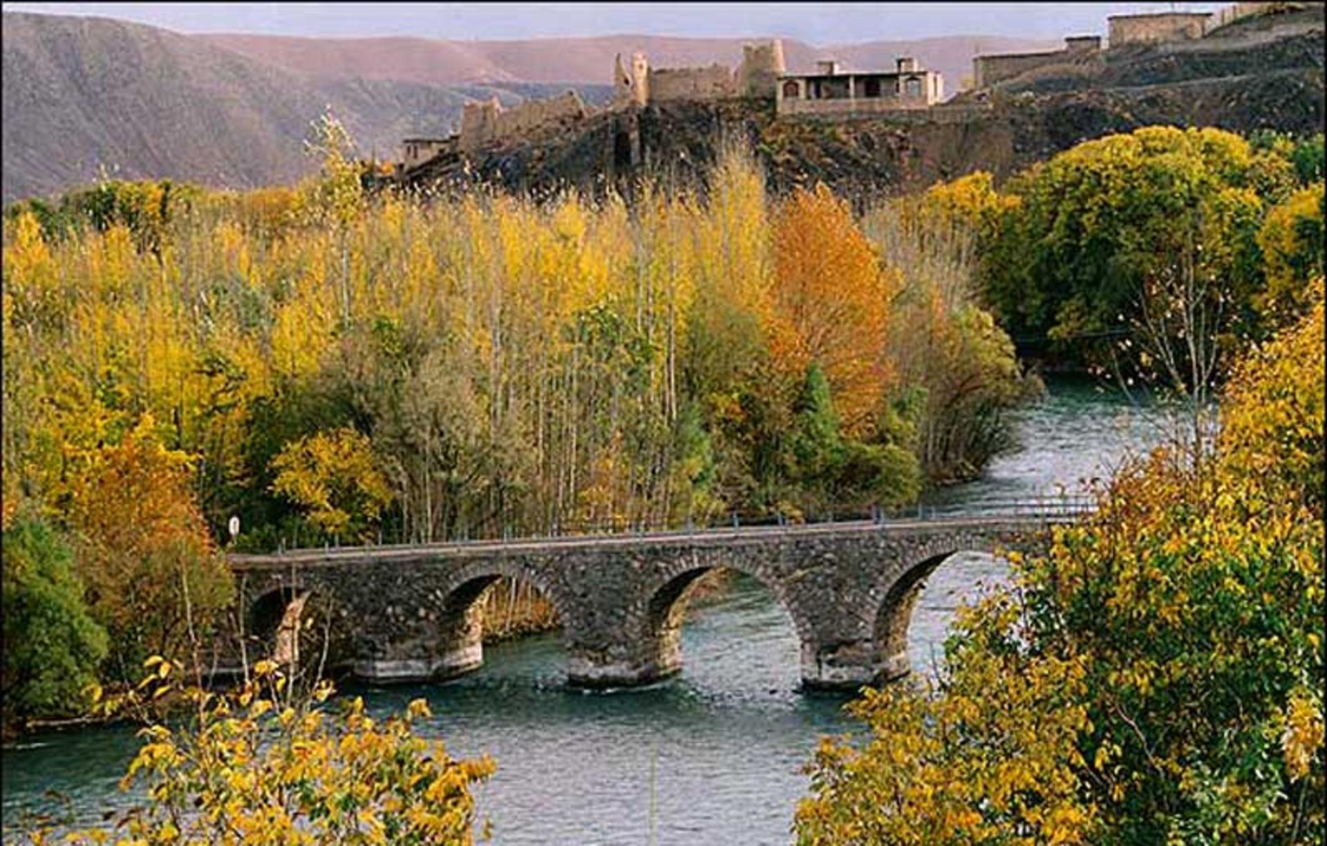 پل تاریخی هوره بر زاینده رود در پاییز