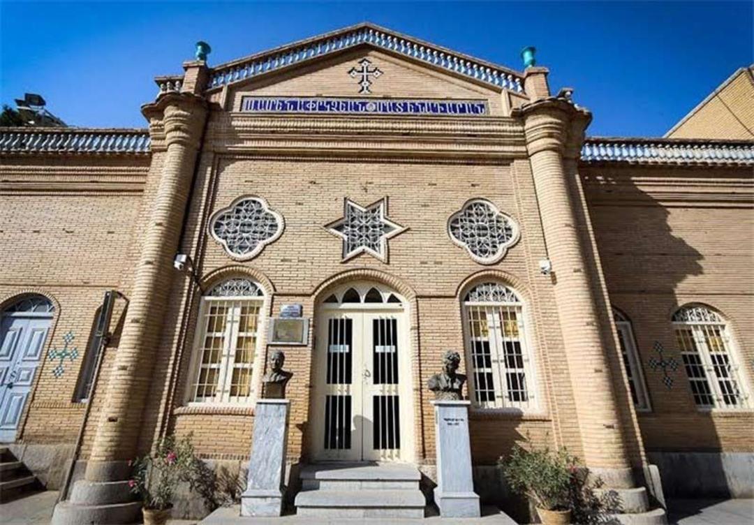 نمای ورودی کتابخانه کلیسای وانک و تندیس مشاهیر در ورودی آن
