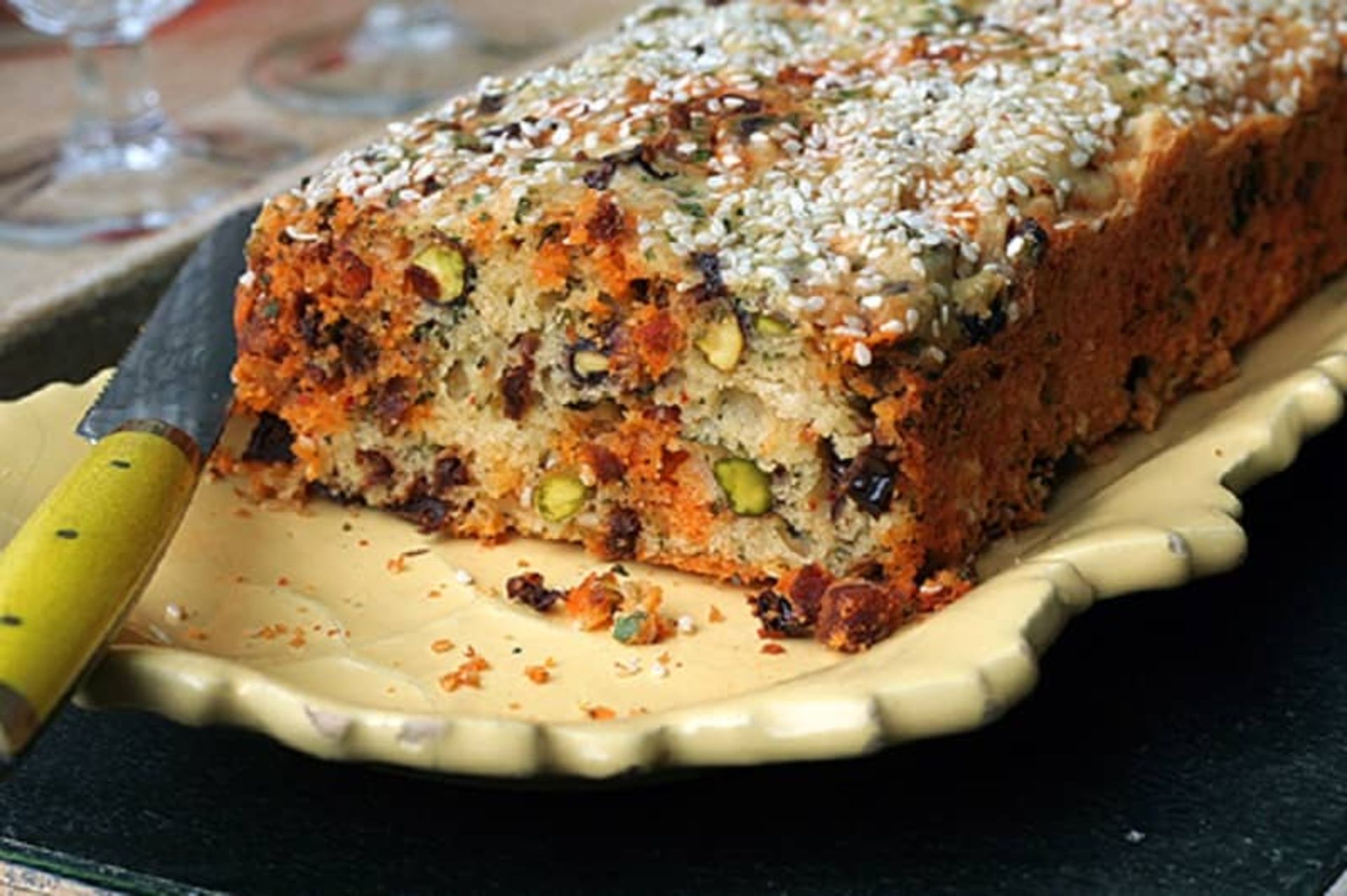 کیک پسته، سوسیس و گوجه فرنگی