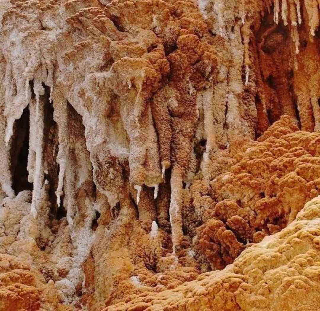 قندیل‌های نمکی کوه خرسین هرمزگان