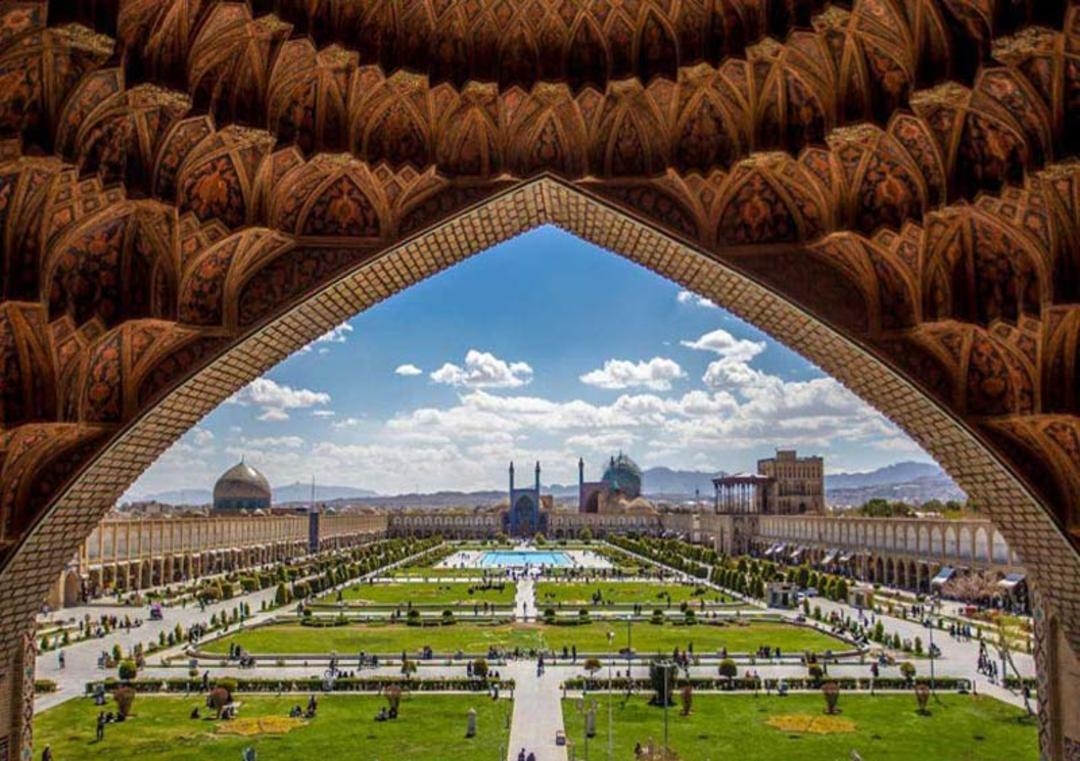 نمای زیبایی از میدان نقش جهان از سردر قیصریه