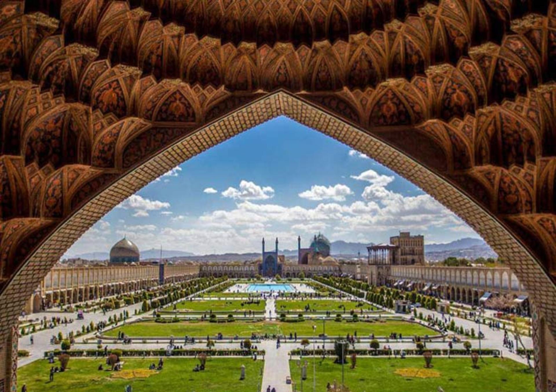 نمای زیبایی از میدان نقش جهان از سردر قیصریه