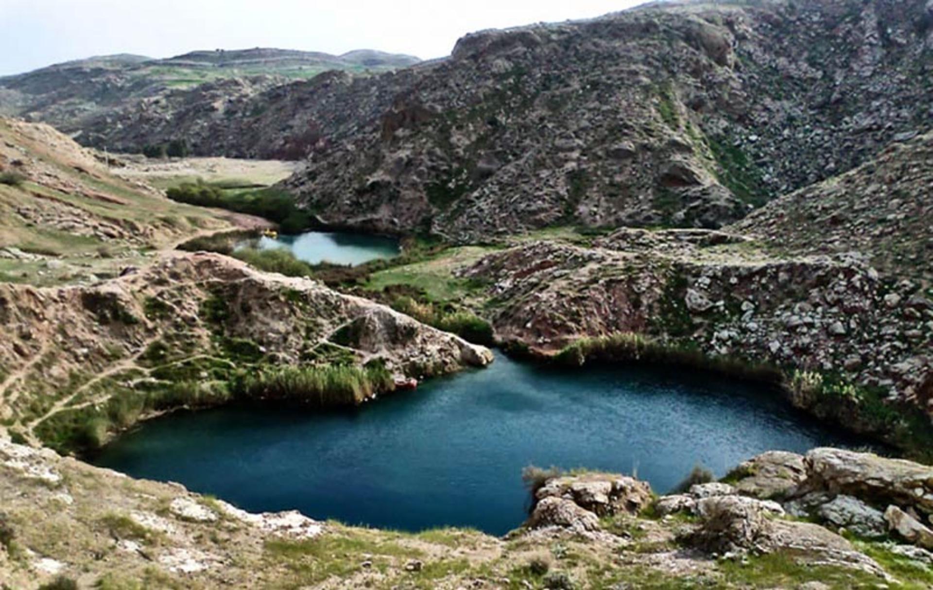 چشمه طبیعی در دامنه‌های کوه سبلان