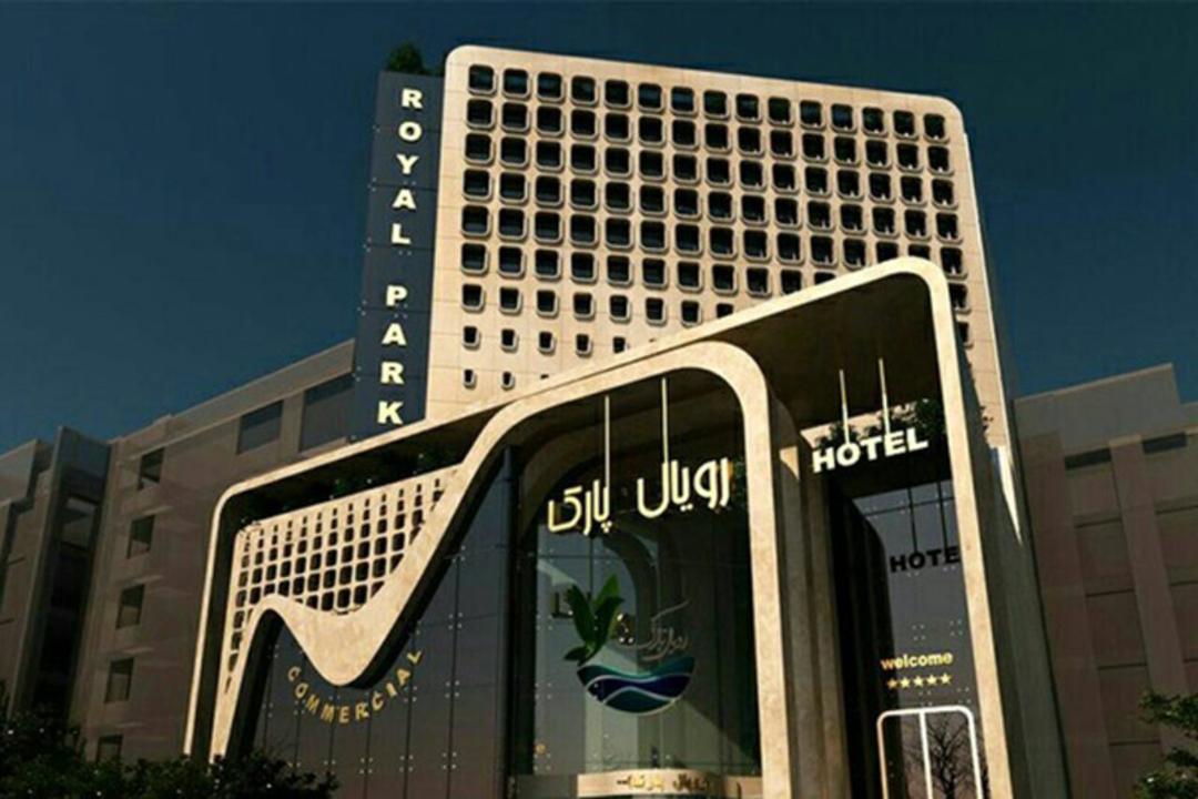 نمای بیرونی هتل رویال پارک سرعین در شب