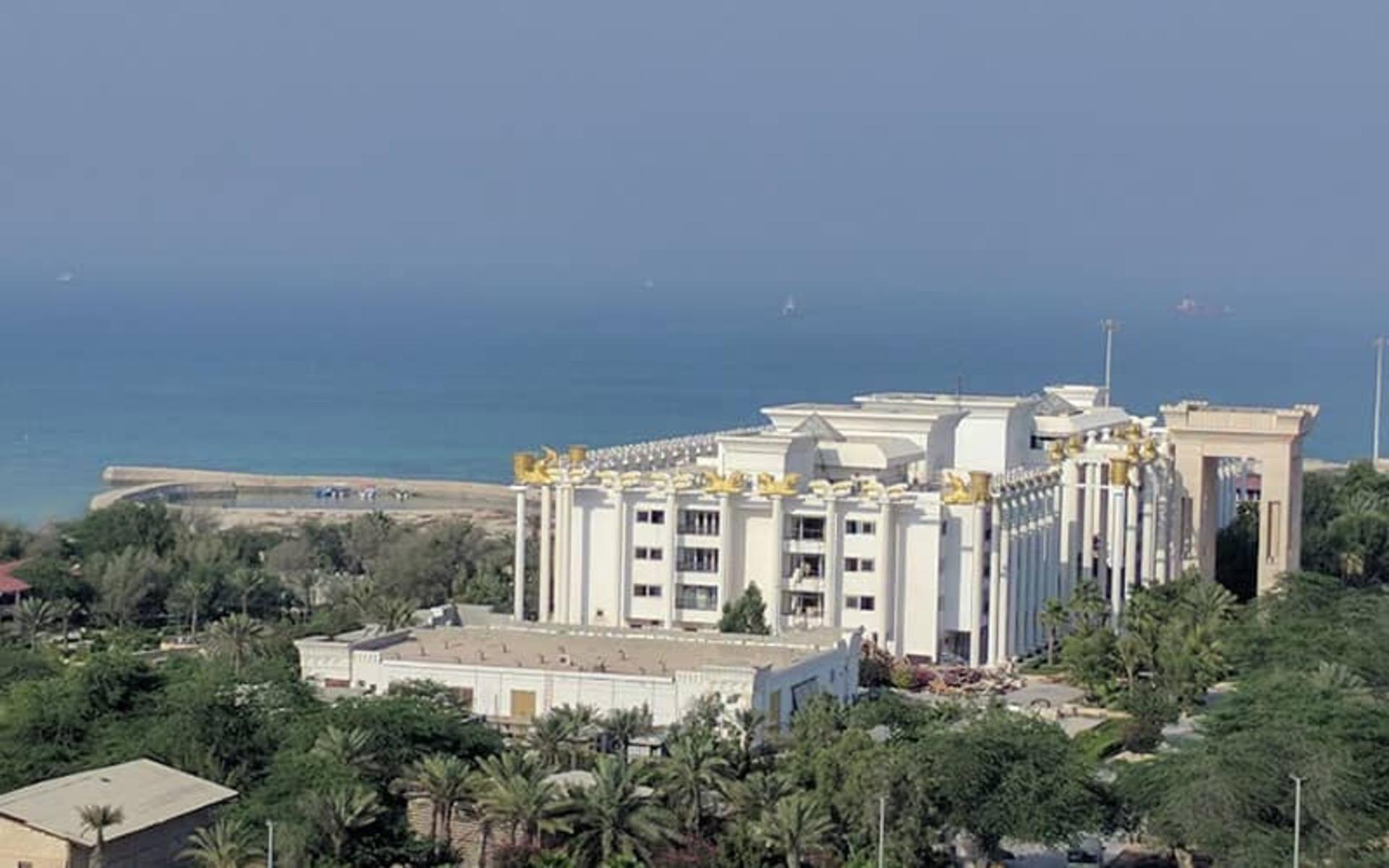 ساختمان سفید بسیار بزرگی در کنار ساحل دریا