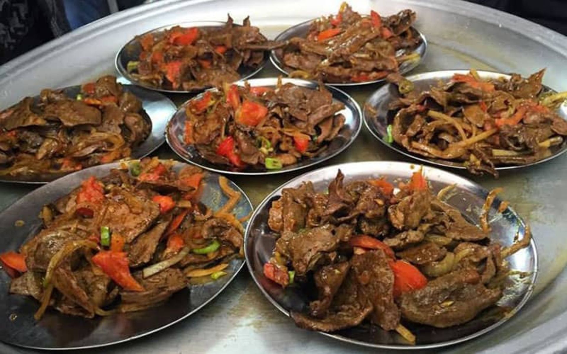 چندین بشقاب استیل جغور بغور