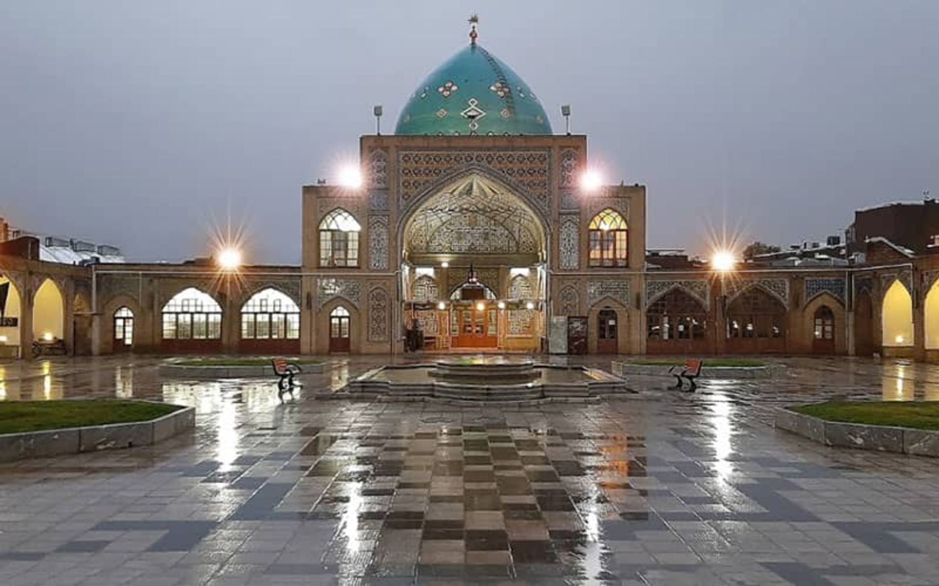 مسجدی با گنبد فیروزه ای و حیاطی بزرگ