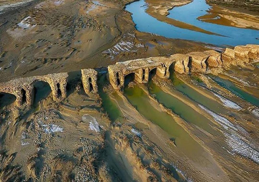 نمایی هوایی از بقایای پل تاریخی لاتیدان در هرمزگان