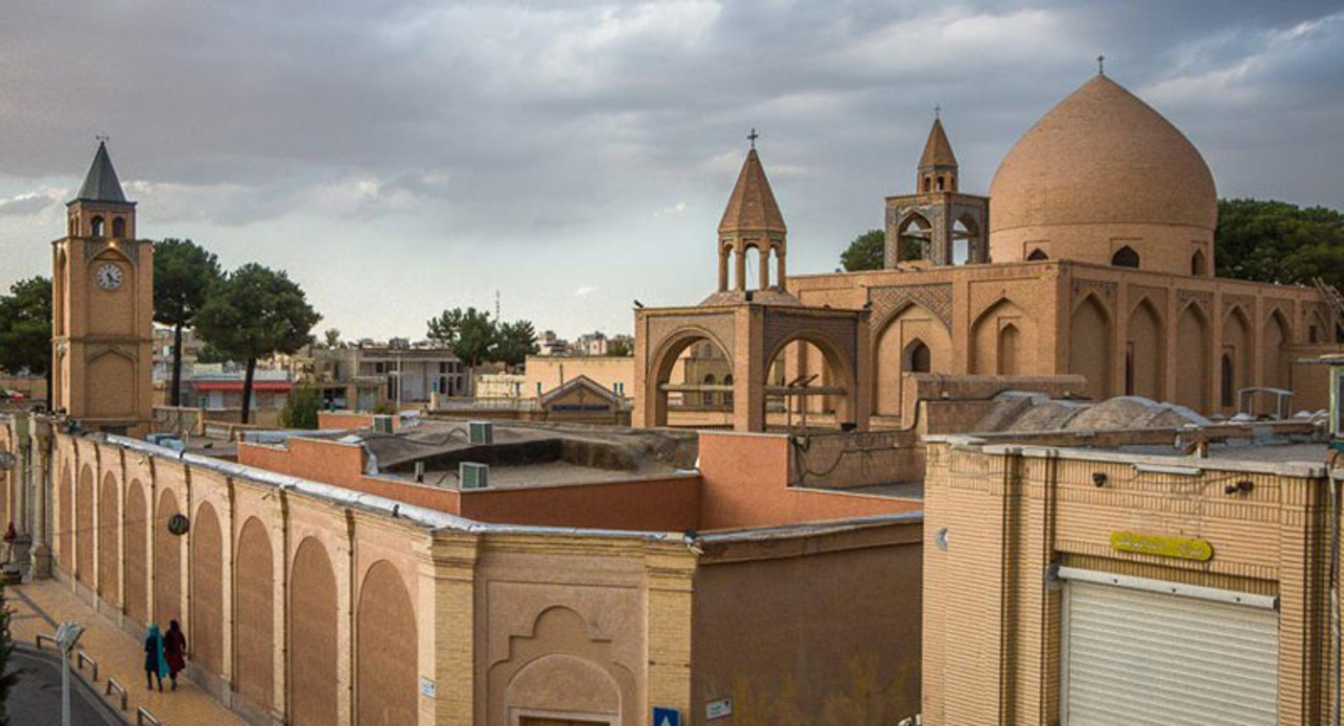 نمایی از بالا از مجموعه کلیسای وانک و محوطه اطراف آن