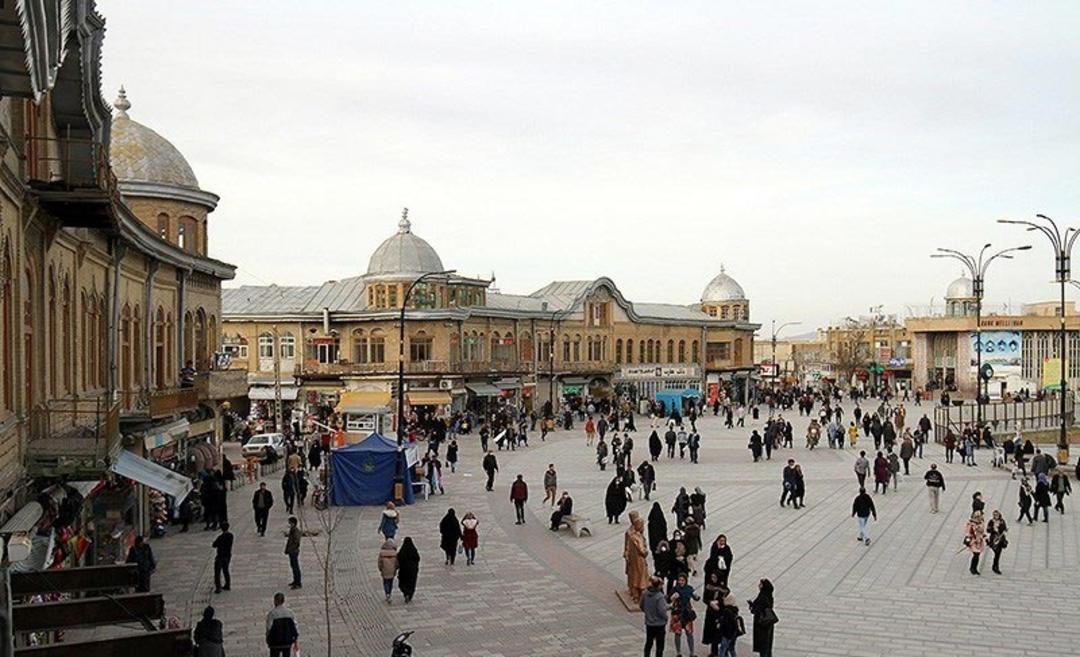 نمایی از تردد در میدان امام همدان