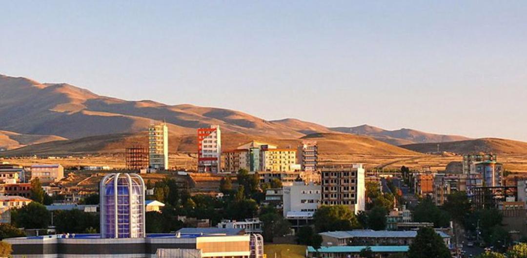 منظره شهر سرعین در جوار کوه‌های سبلان