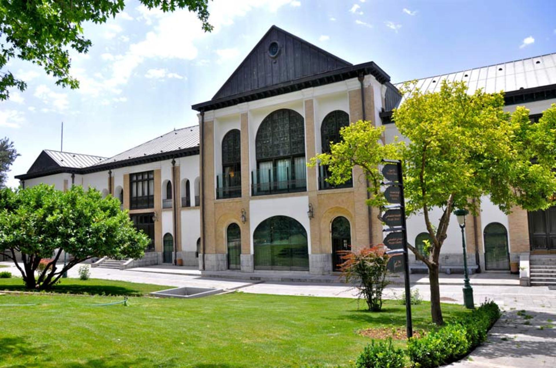 تصویری از نمای ورودی کاخ صاحبقرانیه در محوطه باغ نیاوران 