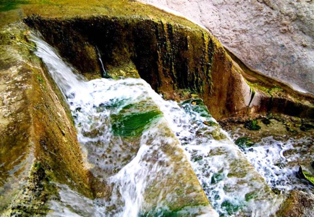 نمایی از آبشار پلکانی و جلبک بسته بدو در هرمزگان